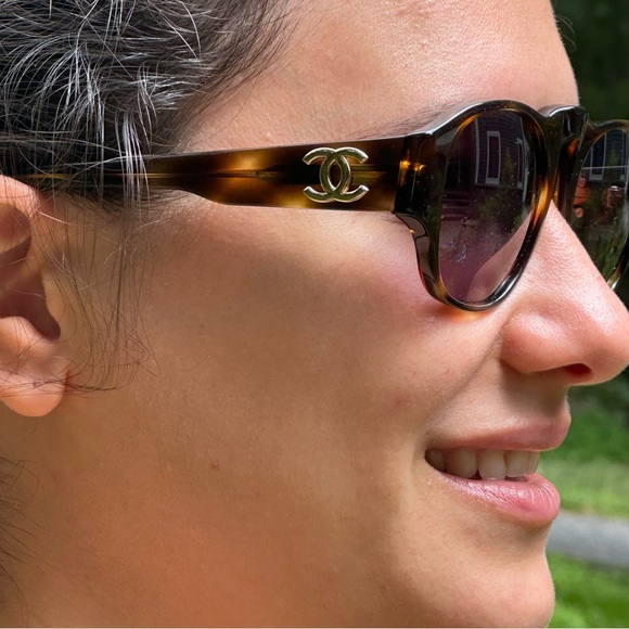 COA Chanel Sunglasses Tortoiseshell Frame w/Goldtone CC Logos, Box - Picture 1 of 15